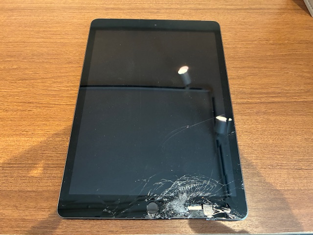 芦屋市からお越しのお客様よりiPad7のガラス交換をご依頼いただきました！